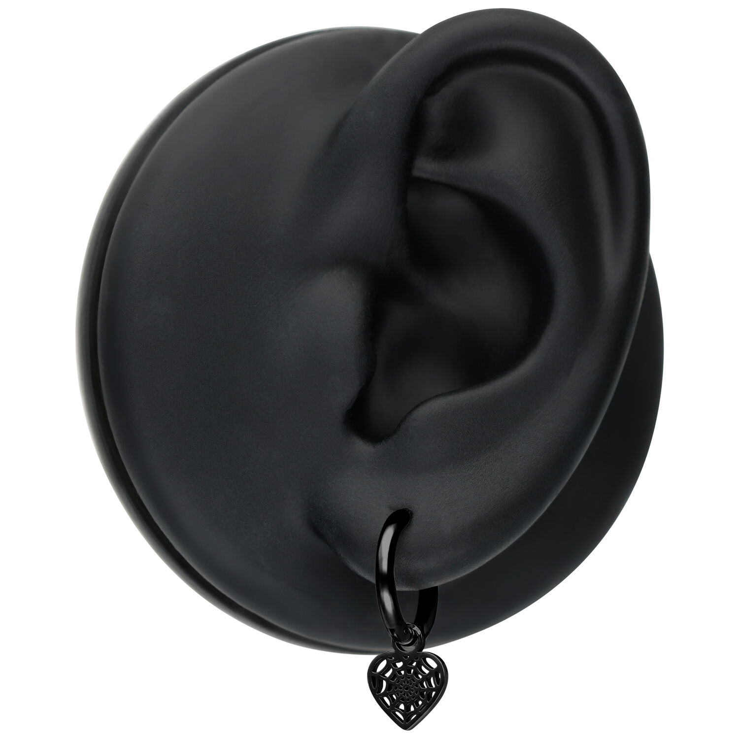 Schwarze Herz Creolen mit Spiderweb-Design an einem Ohrmodell