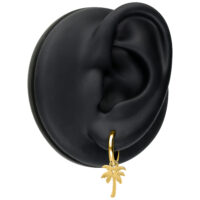 Aros Mini Palm Dorados en modelo de oreja negra sobre fondo blanco