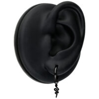 Mini Hoops Serpente in Schwarz - Wildcat Schwarze Mini Hoops Serpente Ohrringe am schwarzen Ohrmodell