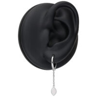 Silberne Creolen mit synthetischem Opal-Anhänger an schwarzem Ohrmodell