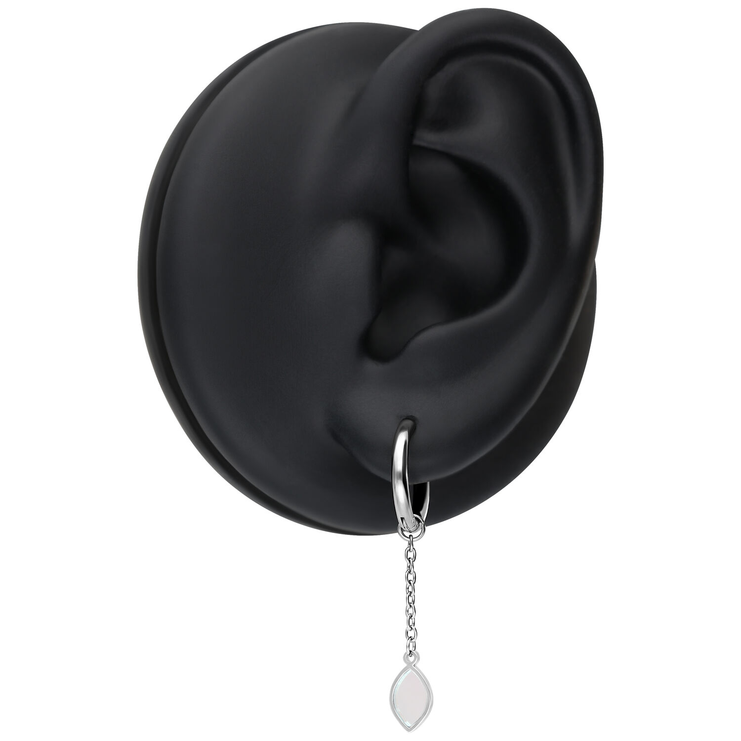 Silberne Creolen mit synthetischem Opal-Anhänger an schwarzem Ohrmodell