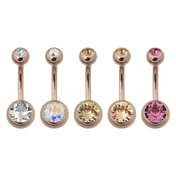Cinco piercings de ombligo de oro rosa con cristales claros y de colores sobre fondo blanco
