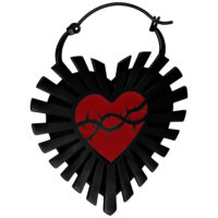 Barbed Wire Sacred Heart Creolen Schwarz Schwarze Sacred Heart Ohrringe mit Stacheldraht-Design auf weißem Hintergrund