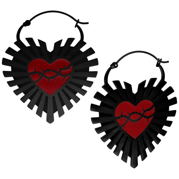 Pendientes de corazón metálicos negros con diseño de corona de espinas sobre fondo blanco