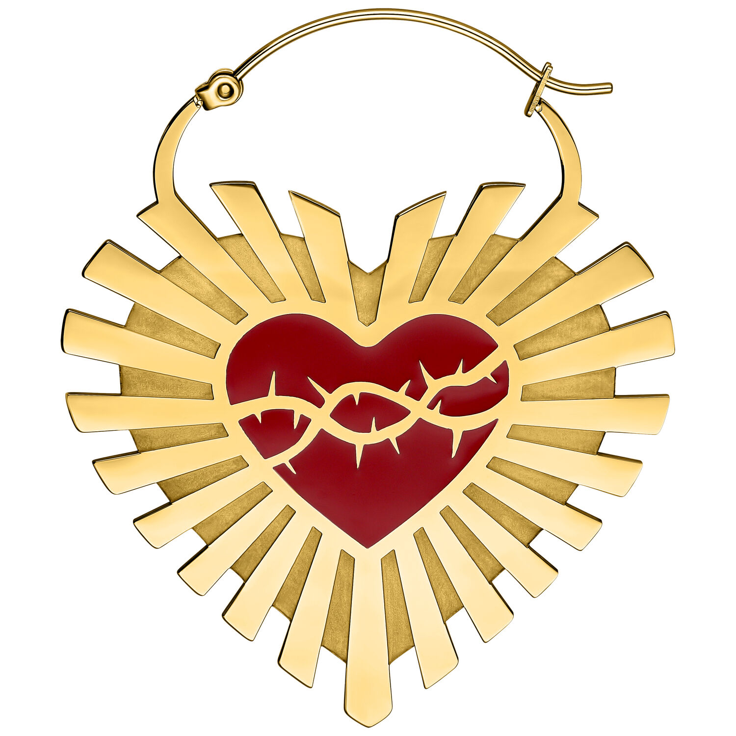 Goldene Ohrringe in Herzform mit roten Dornen auf weißem Hintergrund