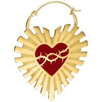 Goldene Ohrringe in Herzform mit Barbed Wire Design auf weißem Hintergrund