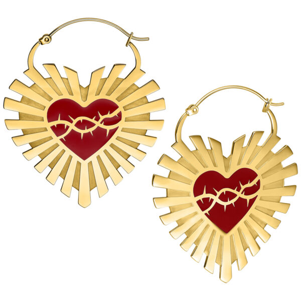Pendientes dorados en forma de corazón con un corazón rojo y diseño de alambre de púas sobre fondo blanco