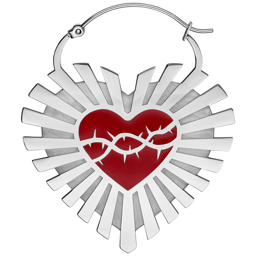 Pendiente de plata en forma de corazón con corazón rojo y corona de espinas sobre fondo blanco