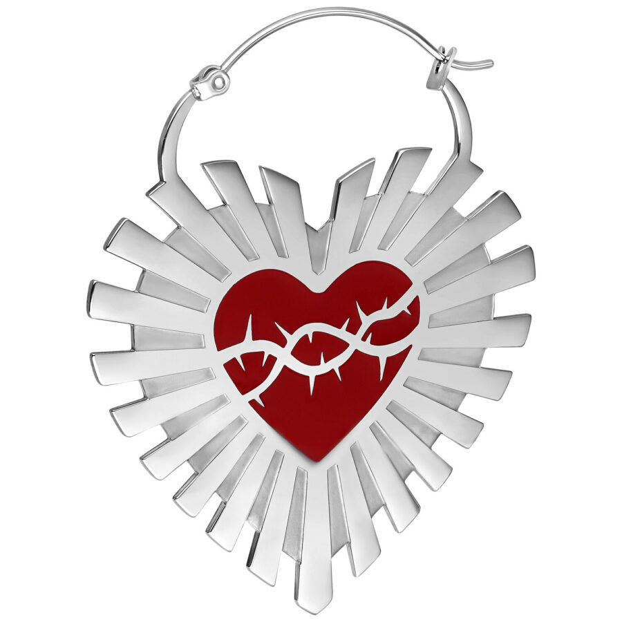 Pendiente plateado en forma de corazón con diseño de espinas rojas sobre fondo blanco