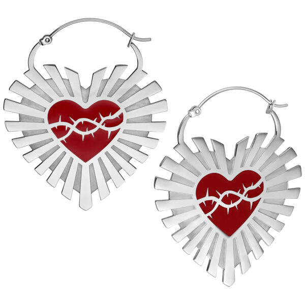 Pendientes plateados en forma de corazón con decoración de alambre de púas rojo sobre fondo blanco