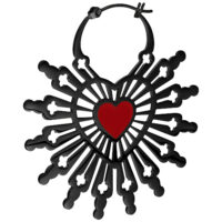 Schwarze Sacred Heart Creolen aus Chirurgenstahl Schwarze Ohrringe mit Herzdesign, hochglanzpoliert auf weißem Hintergrund