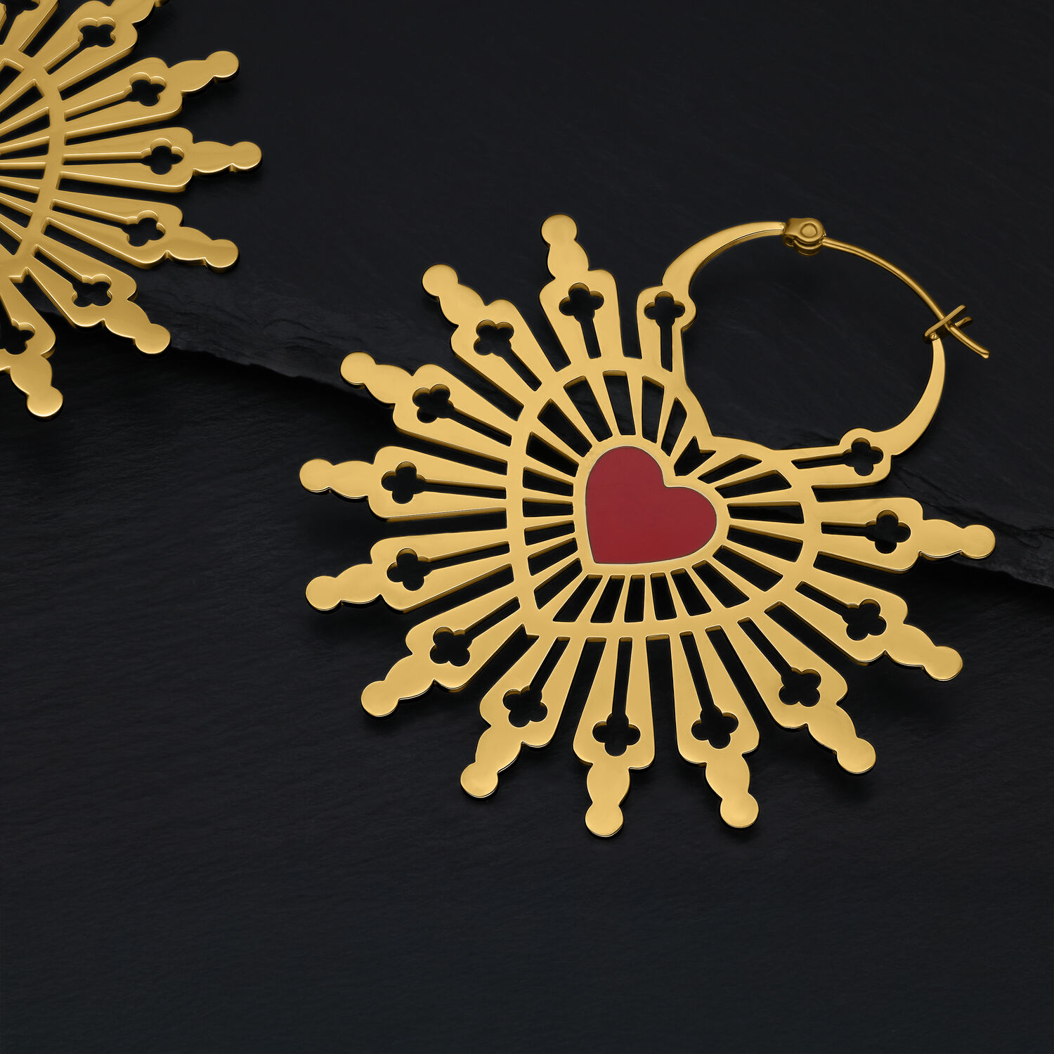 Aros dorados en forma de corazón sobre fondo negro