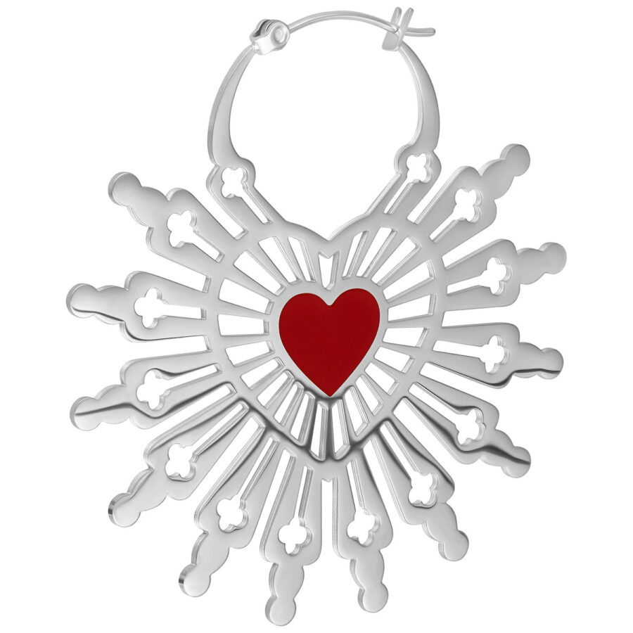 Aros plateados en forma de corazón con corazón rojo y diseño en forma de rayos sobre fondo blanco