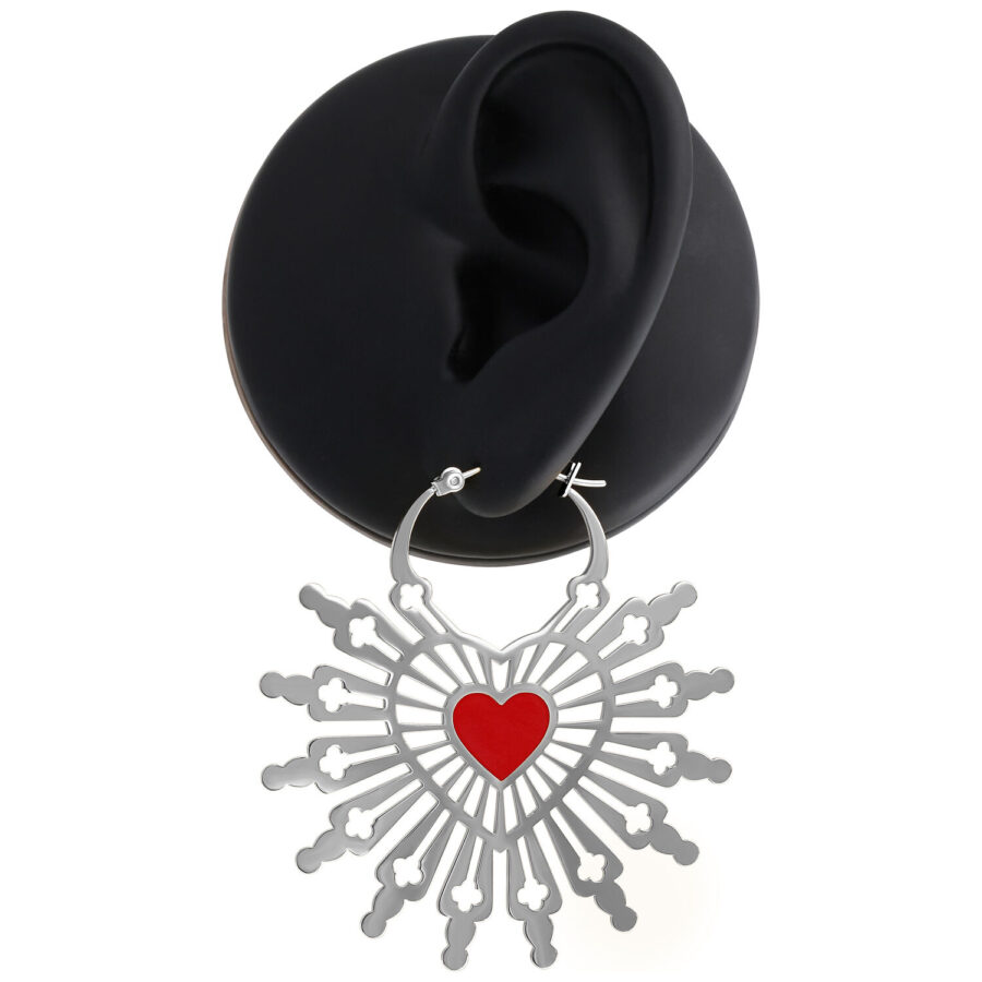 Pendientes plateados con motivo de corazón rojo sobre fondo negro