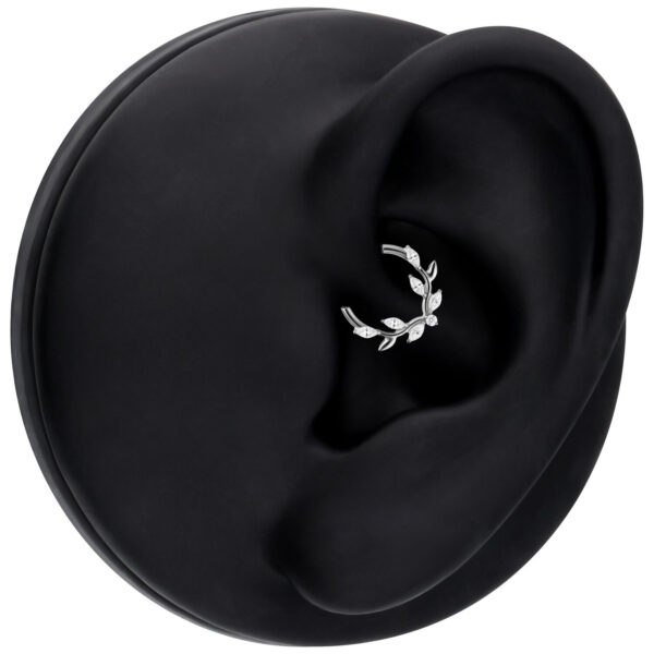 Clicker de septum plateado con diseño de hoja de cristal en modelo de oreja negra