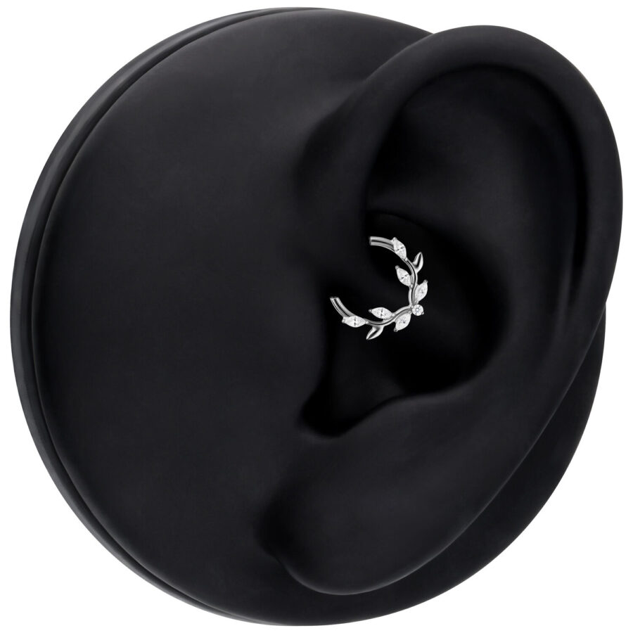 Clicker de septum plateado con diseño de hoja de cristal en modelo de oreja negra