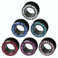 Schwarze Tunnel aus Acryl mit Kristallen in klar, blau, fuchsia, hellblau und rosa auf weißem Hintergrund