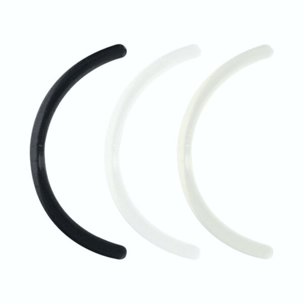 Tres barras de piercing curvadas en negro y blanco sobre fondo blanco