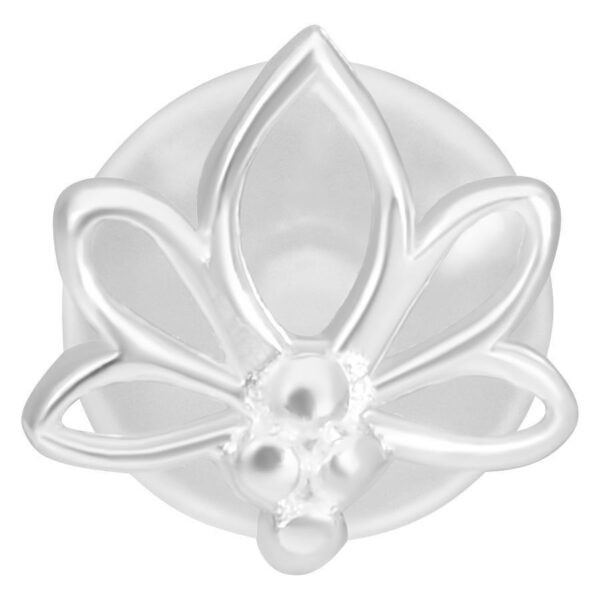 Labret Push-Fit de loto plateado con diseño floral sobre fondo blanco