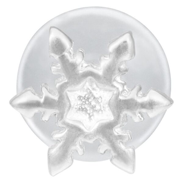 Labret de copo de nieve plateado de metal sobre fondo blanco