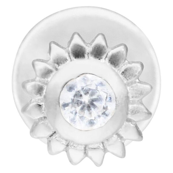 Labret plateado con piedra cristalina en forma de flor sobre fondo blanco