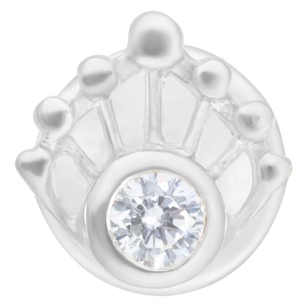 Labret Push-Fit plateado con cristal claro, fondo de estudio