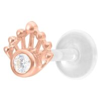 Labret de oro rosado con piedra cristalina sobre fondo blanco