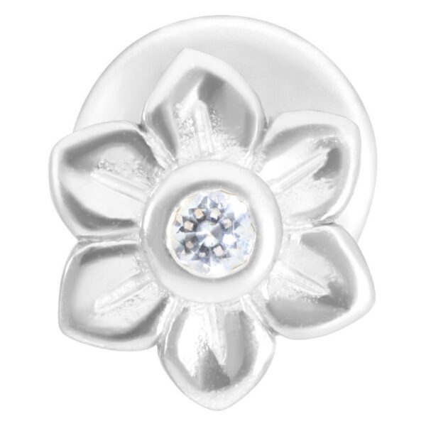 Piercing de flores plateado con cristal claro sobre fondo blanco