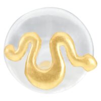 Labret con diseño de serpiente dorada sobre fondo blanco