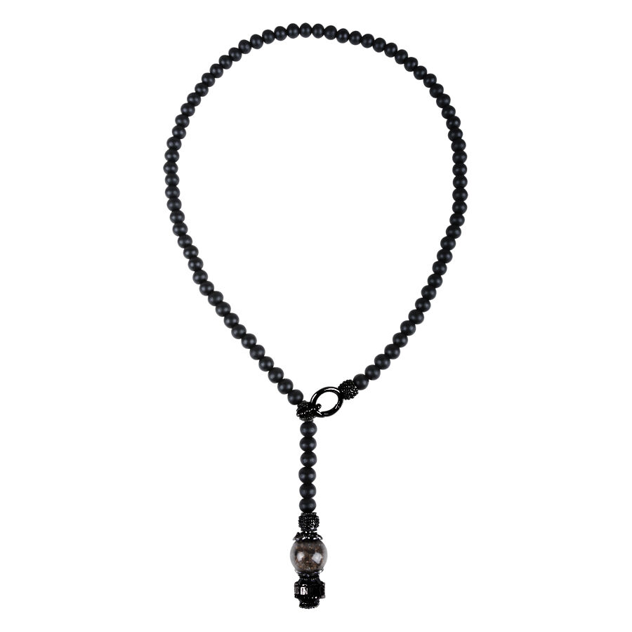 Collar Black Lenny en Negro Collar negro de acero quirúrgico con cuentas de madera sobre fondo blanco