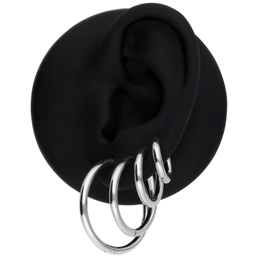 Juego de tres aros plateados en un modelo de oreja negra