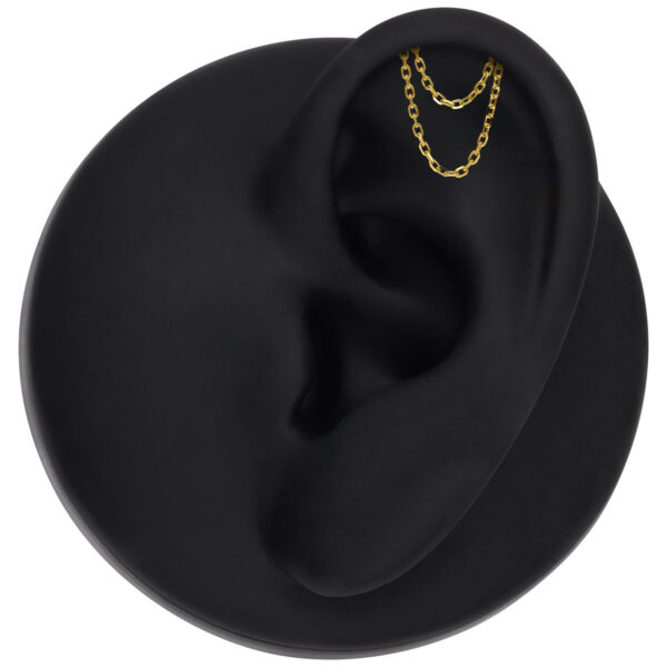 Accesorio de cadena dorado para helix sobre fondo negro con forma de oreja