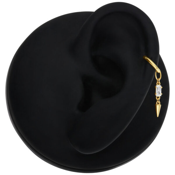 Colgante de piercing dorado con cristal claro y spike en modelo de oreja negra