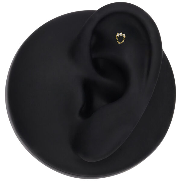 Aro de Moissanite en forma de arco sobre modelo de oreja negro