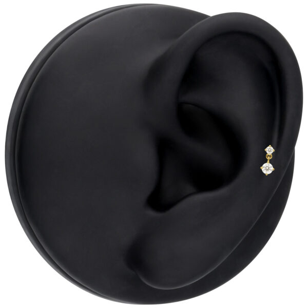Accesorio Moissanite dorado en modelo de oreja negro, piedras claras