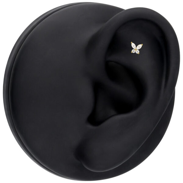 Colgante de mariposa dorado con Moissanita en modelo de oreja negro