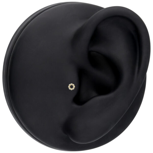 Accesorio Wreath de Moissanite dorado sobre modelo de oreja negro