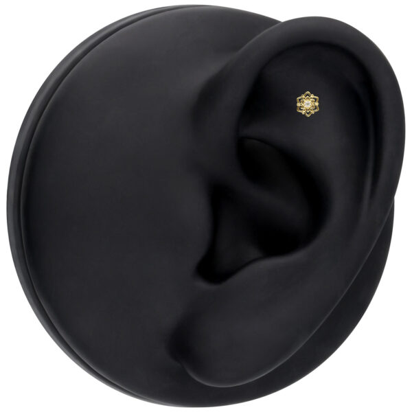 Aro de flor de 14K Gold con Moissanite sobre modelo de oreja negro