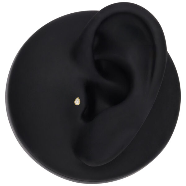 Aro de Moissanite en oro sobre modelo de oreja negro