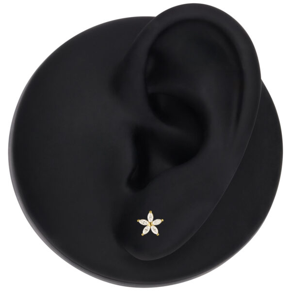 Aro de flor de Moissanite en oro sobre modelo de oreja negro
