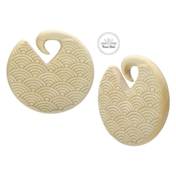 Pesas redondas de madera clara con diseño de ondas sobre fondo blanco