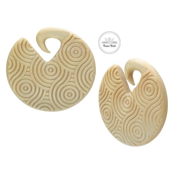 Par de pesas de madera redondas para orejas con diseño de ondas grabado sobre fondo blanco