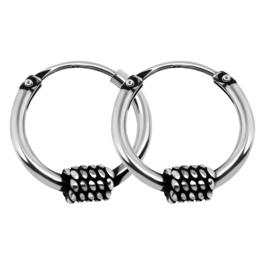 Par de aros Tau de plata con detalle negro sobre fondo blanco