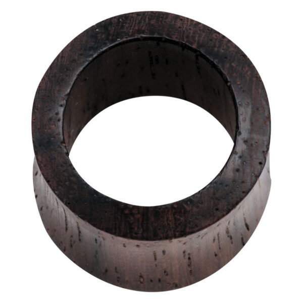 Túnel de madera de rosa negra sobre fondo blanco