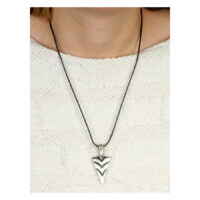 Colgante de flecha plateada en cadena negra Colgante de flecha plateada de acero quirúrgico en cadena negra sobre fondo claro