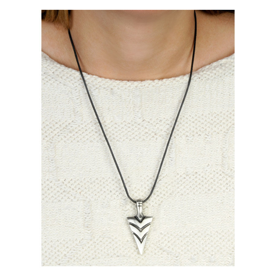 Colgante de flecha plateada en cadena negra Colgante de flecha plateada de acero quirúrgico en cadena negra sobre fondo claro