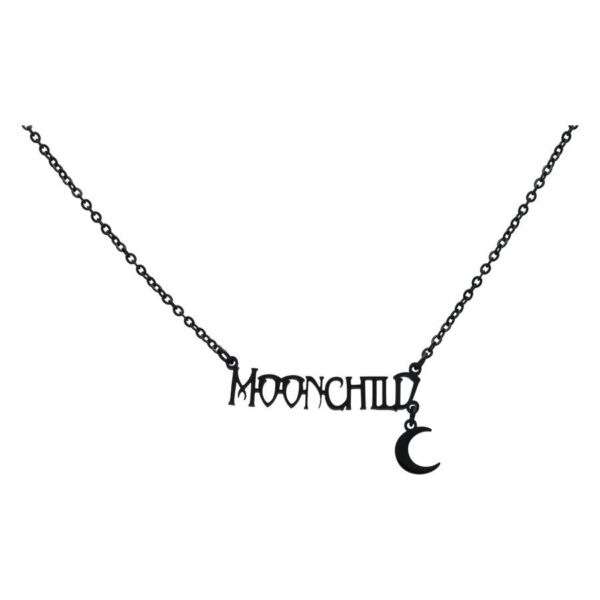 Collar negro con inscripción 'Moonchild' y pequeño colgante de luna sobre fondo blanco