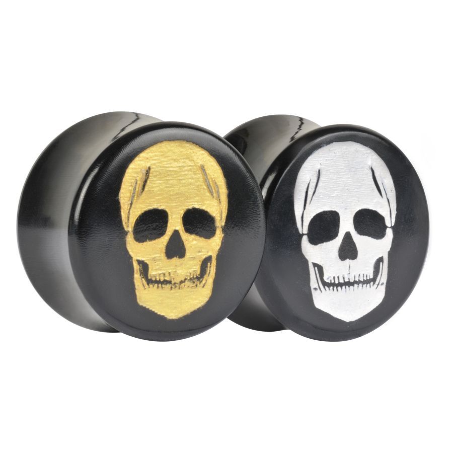 Dos Old Skull Plugs de cuerno con grabado de calavera dorada y color platino sobre fondo negro