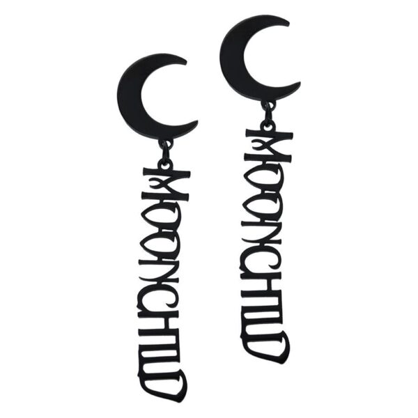 Pendientes negros de acero quirúrgico con diseño de luna y letras sobre fondo blanco