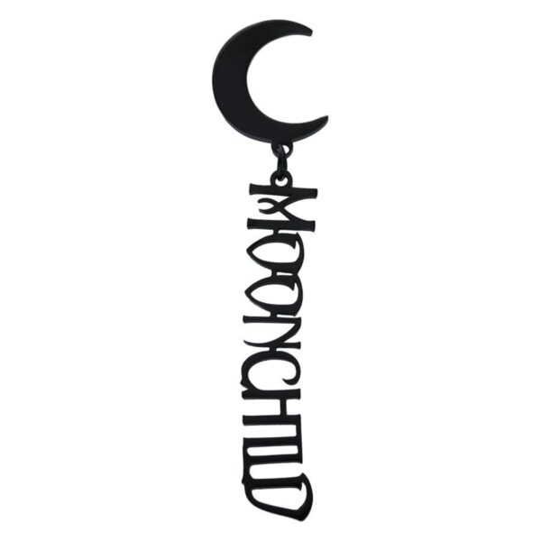 Pendientes negros con motivo de luna y la inscripción 'Moonchild' sobre fondo blanco